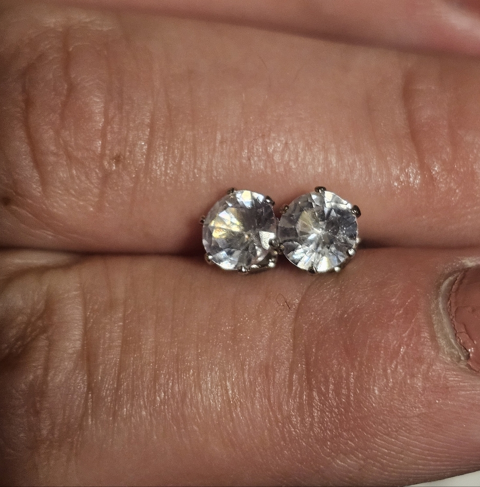 10k White Gold Earring Studs